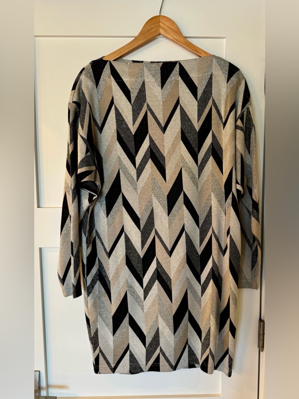 Artistic Trina Turk Black, Silver & Gold Chevron Pattern Dress